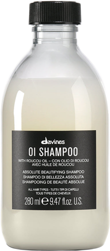 Flacon Davines OI Shampoo, produsul pe care îl folosim la spălare