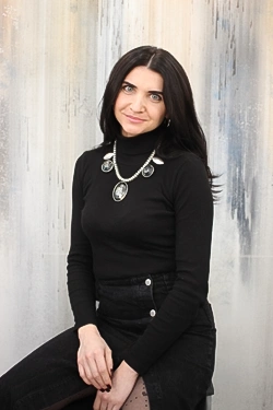 Cristina Copaciu, portret pe fundalul peretelui cu patină