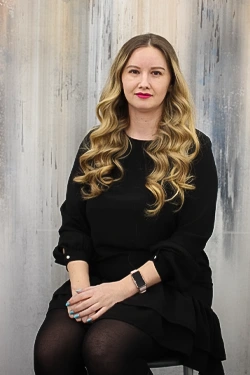 Denisa Chețeleș, portret pe fundalul peretelui cu patină