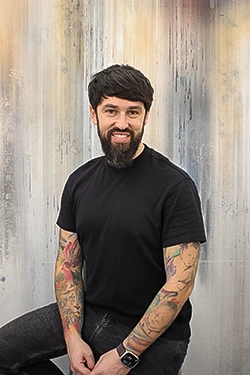 Eduard Dabican, portret pe fundalul peretelui cu patină