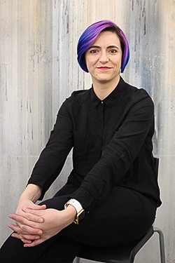 Iuliana Ferenczi, portret pe fundalul peretelui cu patină