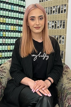 Nelly Nosa, portret pe fundalul peretelui cu patină