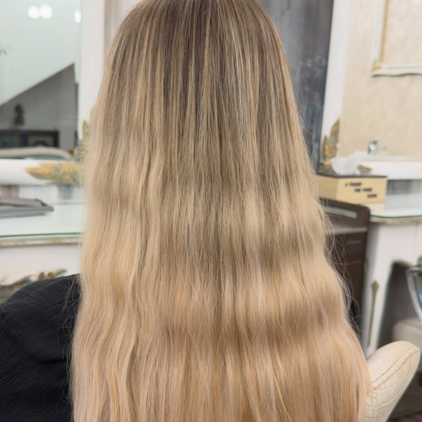 Beige blonde cu accente fine de lumină, la stația de lucru